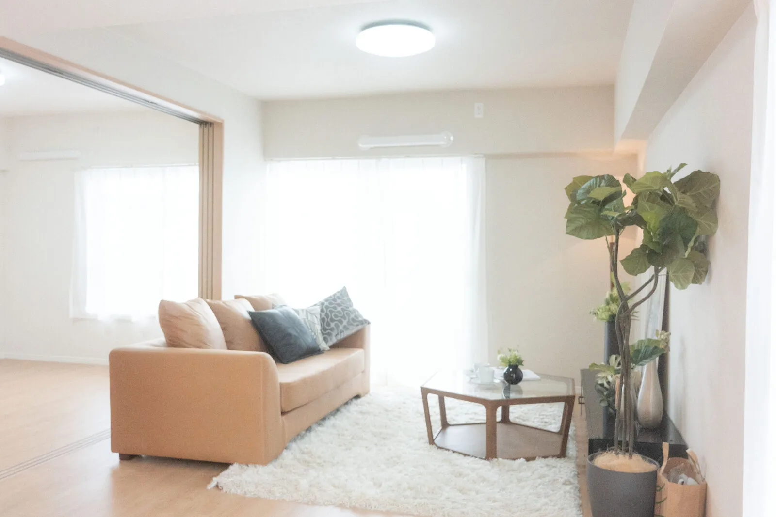 引き渡し後も暮らしが続く、明るいマンションのリビング